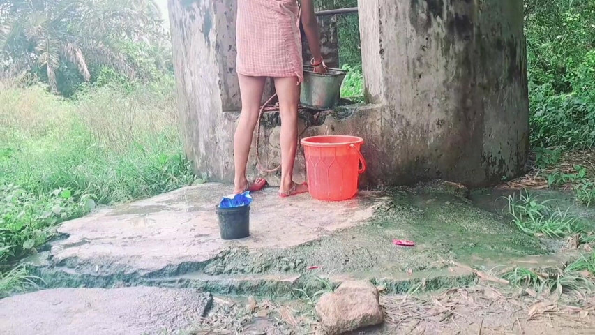 Desi Bhabhi Outdoor Freshng in Morning (Prayamu)