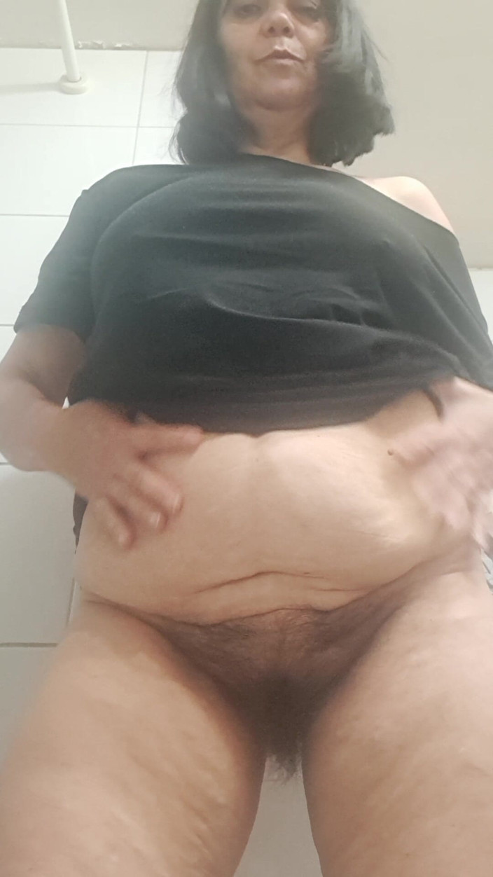 Mommy big hairy pussy: Manželka svádí svého mladého milence před kamerou