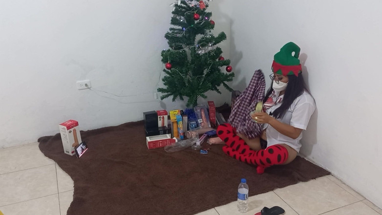 Martin13: Seksowna studentka otrzymuje prezenty świąteczne !! Ona masturbuje się jednym z nich...