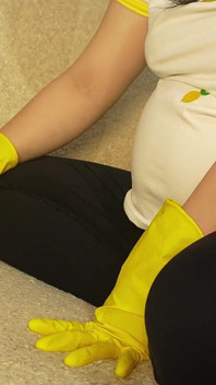 Sora vitregă uriașă îl umilește pe fratele vitreg minion uriaș are o mănușă galbenă de spălat vase din latex pentru că ea