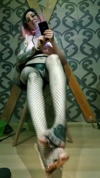 Lady Angela bàn chân bẩn thỉu xé toạc lưới cá femdom ngửi chân