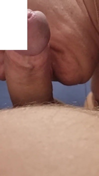Bini jalang membuat satu lagi peluru untuk suami cuckoldnya dan kemudian menggunungnya untuk mengongkeknya.