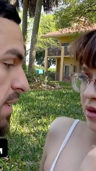 Un tip pervers scapă din zona prietenului și ejaculează într-o pizdă tânără păroasă - TeamSkeet