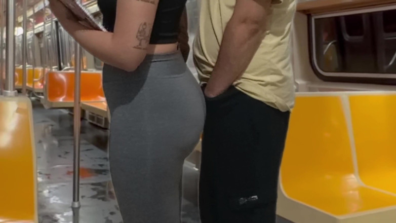 Gabi SweetCouplesStories: Une étudiante se fait éjaculer dans le métro de New York.