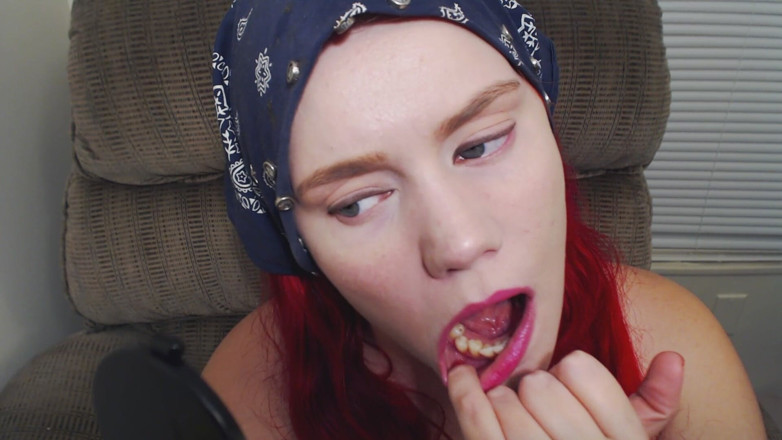 Scarlet Vixen: Fetiš zubů v ústech jazyka se zrcadlem