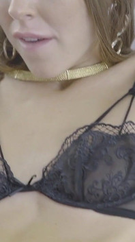 Apolonia Lapiedra é convidada por um casal para um trio