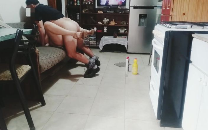 Activecouplearg: La cameriera sexy si scopa il capo e finisce coperta...