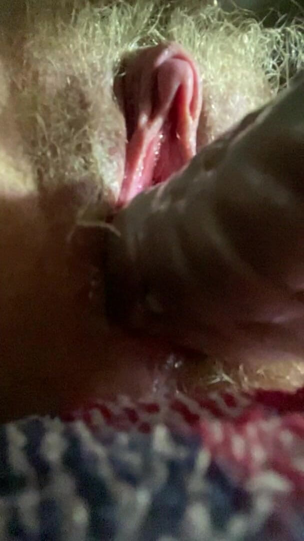 Vero Virginia: Hombre trans estirando su coño mojado con un dragón malo