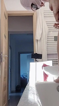 Sexy manželka si holí chlupy na kundičce