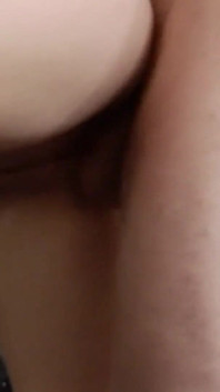 Terwijl haar vriendin een douche neemt, neukt de sexy blondine de lul van de man