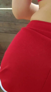 Sexo al aire libre rápido en el calor de la tarde con milf en pantalones cortos