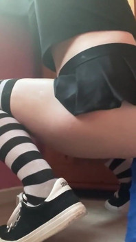 Goth Twink menunggang pengusung dubur baru dalam skirt mini!