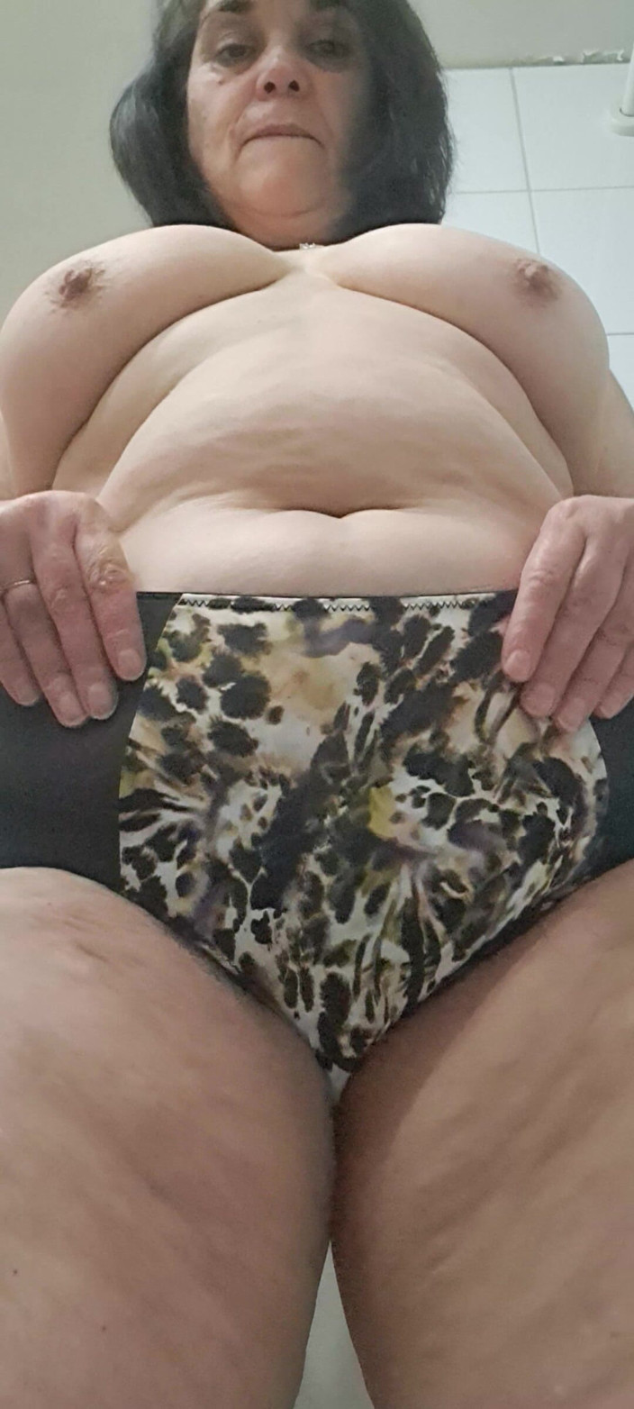 Mommy big hairy pussy: Parmaklarını külotun altına sok, delik çok ıslak ve sıcak