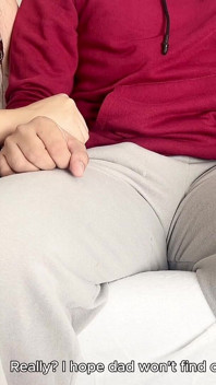 Het styvmamma fångar kåta styvson som runkar till hennes nakna foton. Hon bestämmer sig för att hjälpa honom.