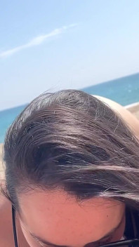 I fan mi spiano mentre gli faccio una fellazione su una spiaggia nudista pubblica.