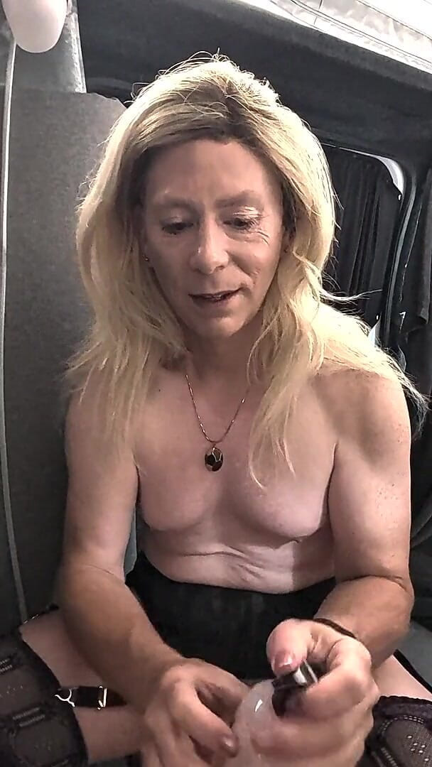 NikkiGee: Tatilde dildoya biniyor