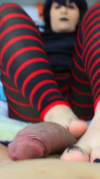 Footjob menggoda Mavis dracula