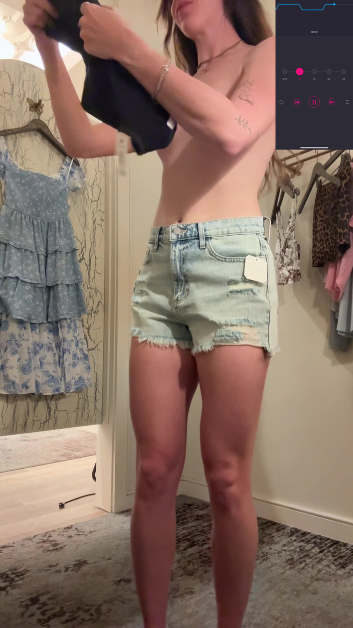 Nadia Foxx: Ejaculând tare în camera de schimb!!