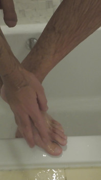 Ik heb een voetslaaf nodig om mijn voeten onder de douche te aanbidden