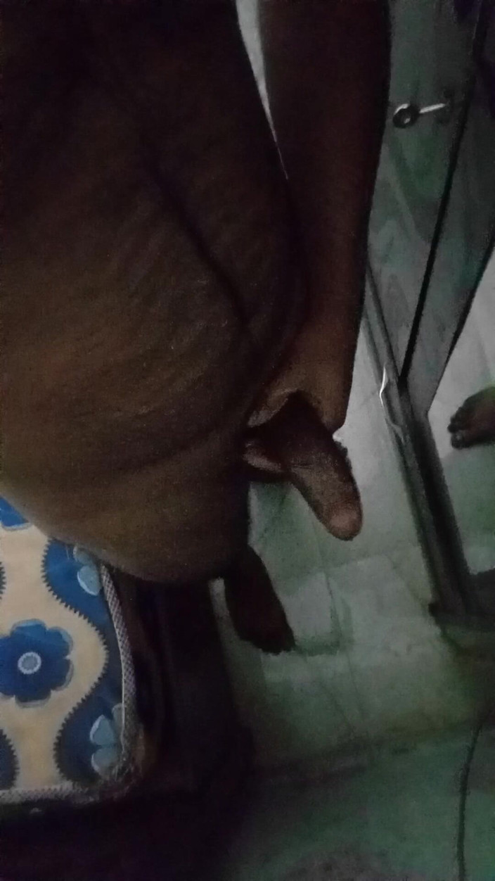 Raaz26d: Desi svalnatý chlapec si naolejoval ptáka a masturbuje před zrcadlem...