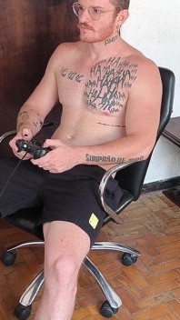 エッチなデカ尻がゲームをさせてくれなかったので、毛皮の中で彼女のお尻に入れてみました