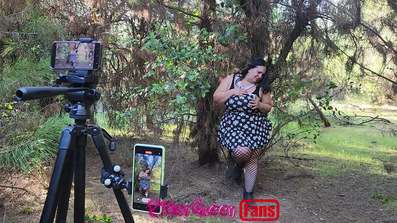 Riderqueen BBW Step Mom Latina Ebony: Reiterin allein im freien