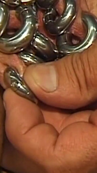 Zrzka MILF předvádí své extrémní piercingy