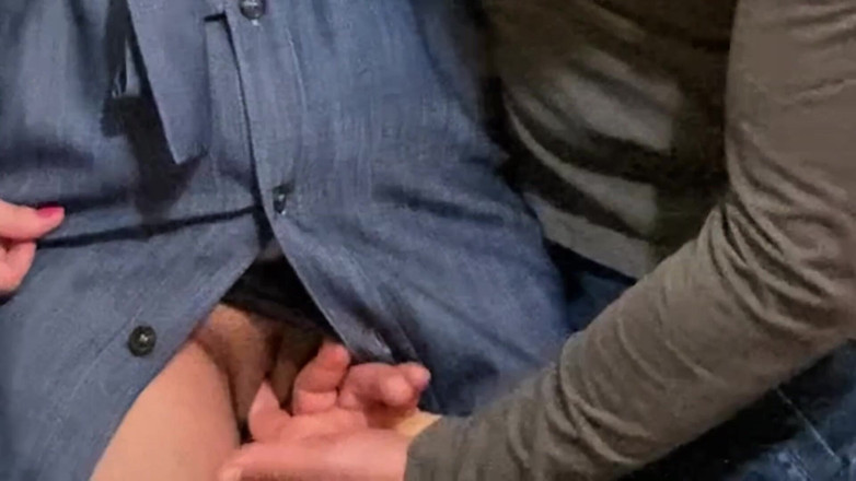 PriyaNaavya: 天哪!!陌生人的手在我连衣裙下在地铁里