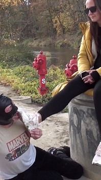 Lamiendo zapatillas muy embarradas