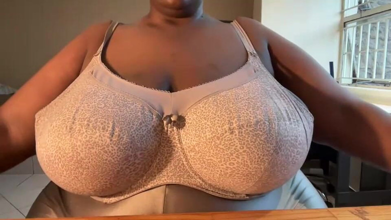 Legendary Booty Overdose: Tante semok kulit hitam lagi asik muasin memeknya pakai vibrator...