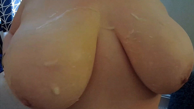 Lucysbigtits: बड़े चोदने लायक मम्मी के स्तन वीर्य में ढके हुए हैं