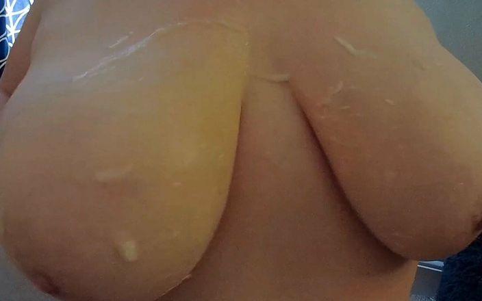 Lucy&#039;s big MILF tits: Grote milf tieten bedekt met sperma
