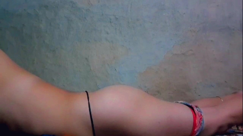 TricolorMusic3: Une fille passionnée et magnifique montre son corps sexy et...