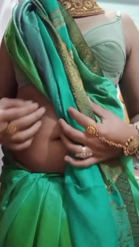 Gay Crossdresser Bottom Gaurisissy India Menekan Dan Bermain Dengan Payudaranya Yang Besar Dengan Saree Biru Seks Buatan Sendiri