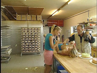 Naughty Girls: Pelacur dewasa dan leste muda dalam perkelahian makanan