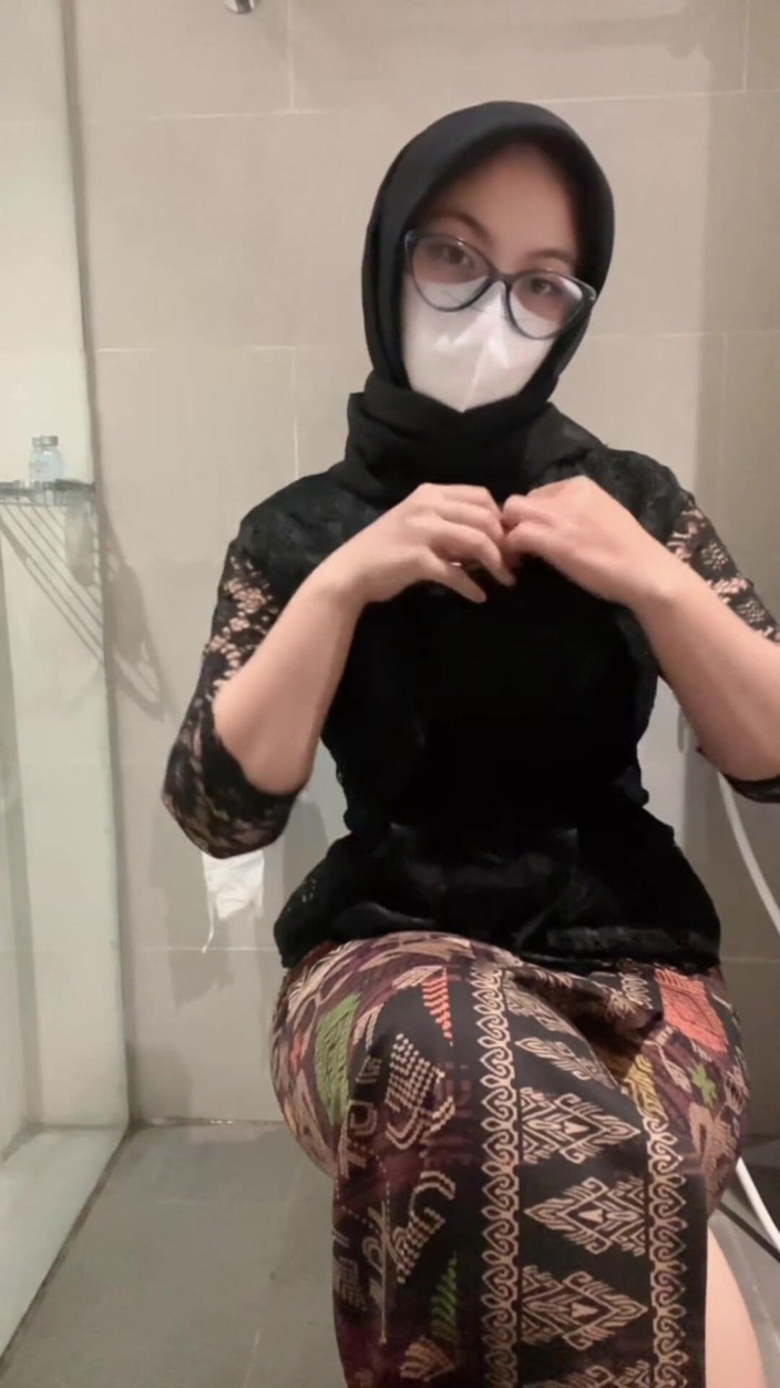 Biancaid: Sexy White Kebaya Hijab Girl Plays in the Toilet Until...