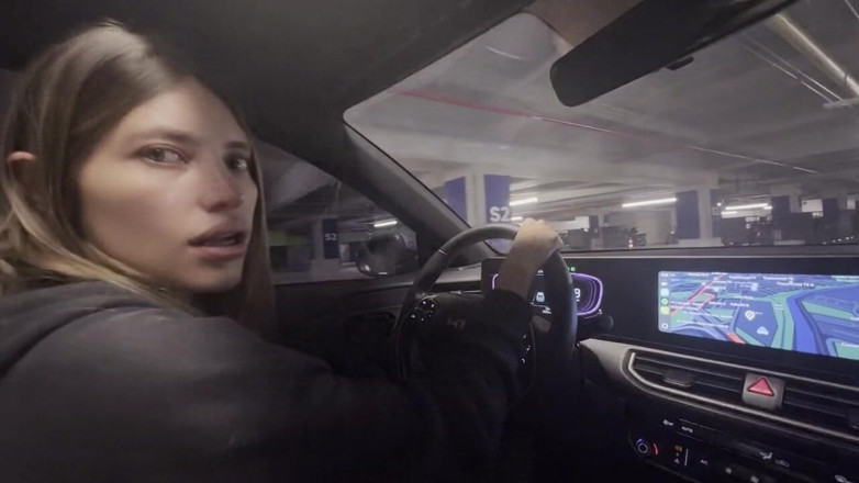 scarlettandc: Dua lesbian lagi asik di dalam mobil