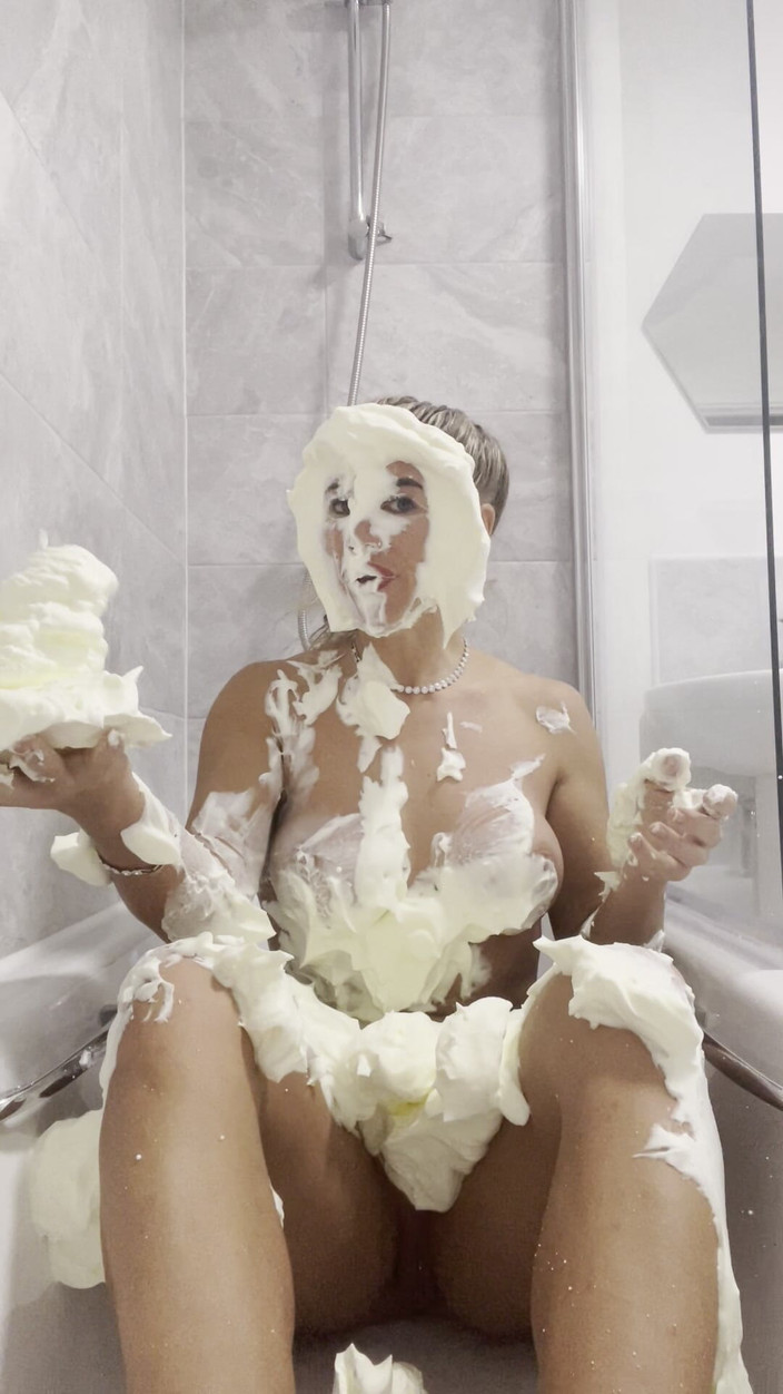 CALLIE ROKS: 在浴缸里赤身裸体被的馅饼