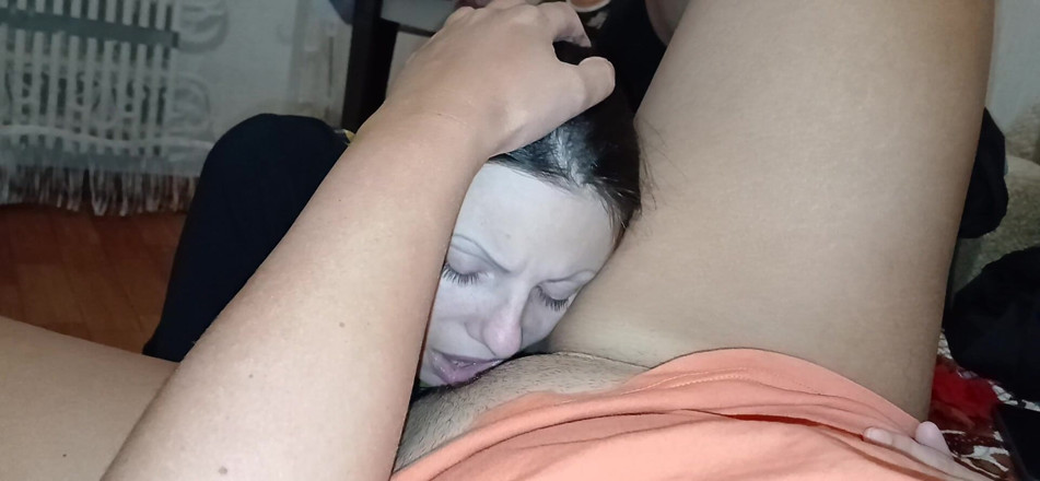 Lesbian-candys: Jiran saya menjilat, menghisap, mencium pepek saya semasa suaminya mandi