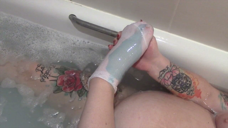 Tina Snua: Chaussettes mouillées et caresse du ventre dans le bain - Tina...
