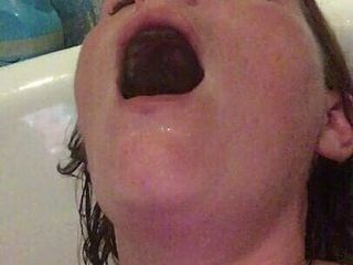 Rachel Wrigglers: 女主人riggler在浴缸里达到最疯狂的高潮