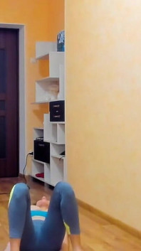 Сексуальная брюнетка Myla_angel. Гимнастика в спортивной одежде и обнаженной, сосание сисек, обнаженная походка!