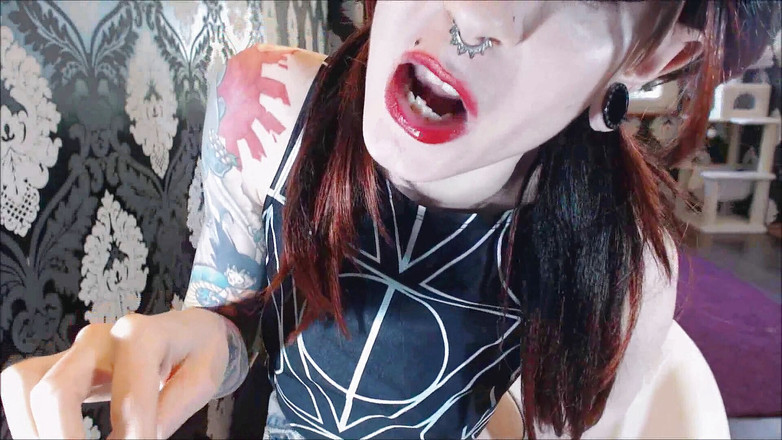 Femdom Austria: Spittoon da Senhorita Alexa