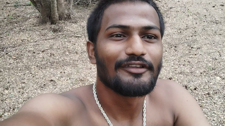 KUMBHA MANOJ KUMAR: Xhard - иду в туалет в лесу, рукопожатие