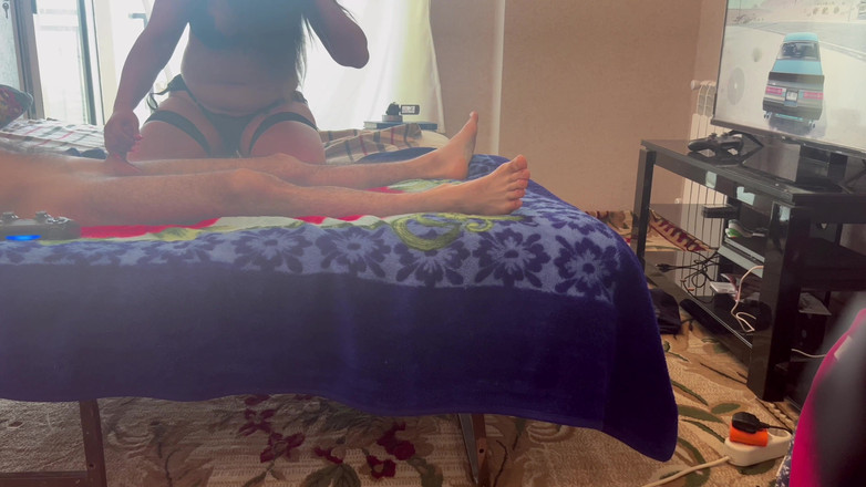 Teen and Milf Female Sex: 早上，我苗条的男友是游戏中比胖女友最硬的老板