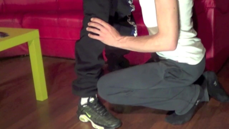 HUMLIATION AND SPANKING PORN: Sneaker-demütigung von bösem kerle in toiletten