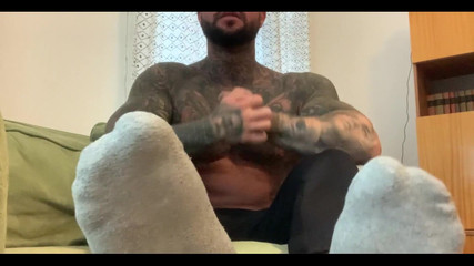 Jasons feet: Je stiefvader misleidt je om aan zijn stinkende sokken en...