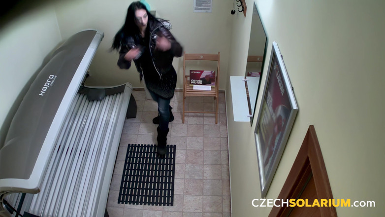 Czech Solarium: Czech Solarium 156: สาวสีผมบรูเน็ตรักโชว์โซลาเรียมส่วนตัวของเธอ