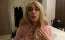 Trixy Sissy Babe: घर पर गुलाबी रंग में Trixy कुछ दिखा रही है