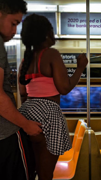 Encoxando a Una Culona Negra En El Metro
